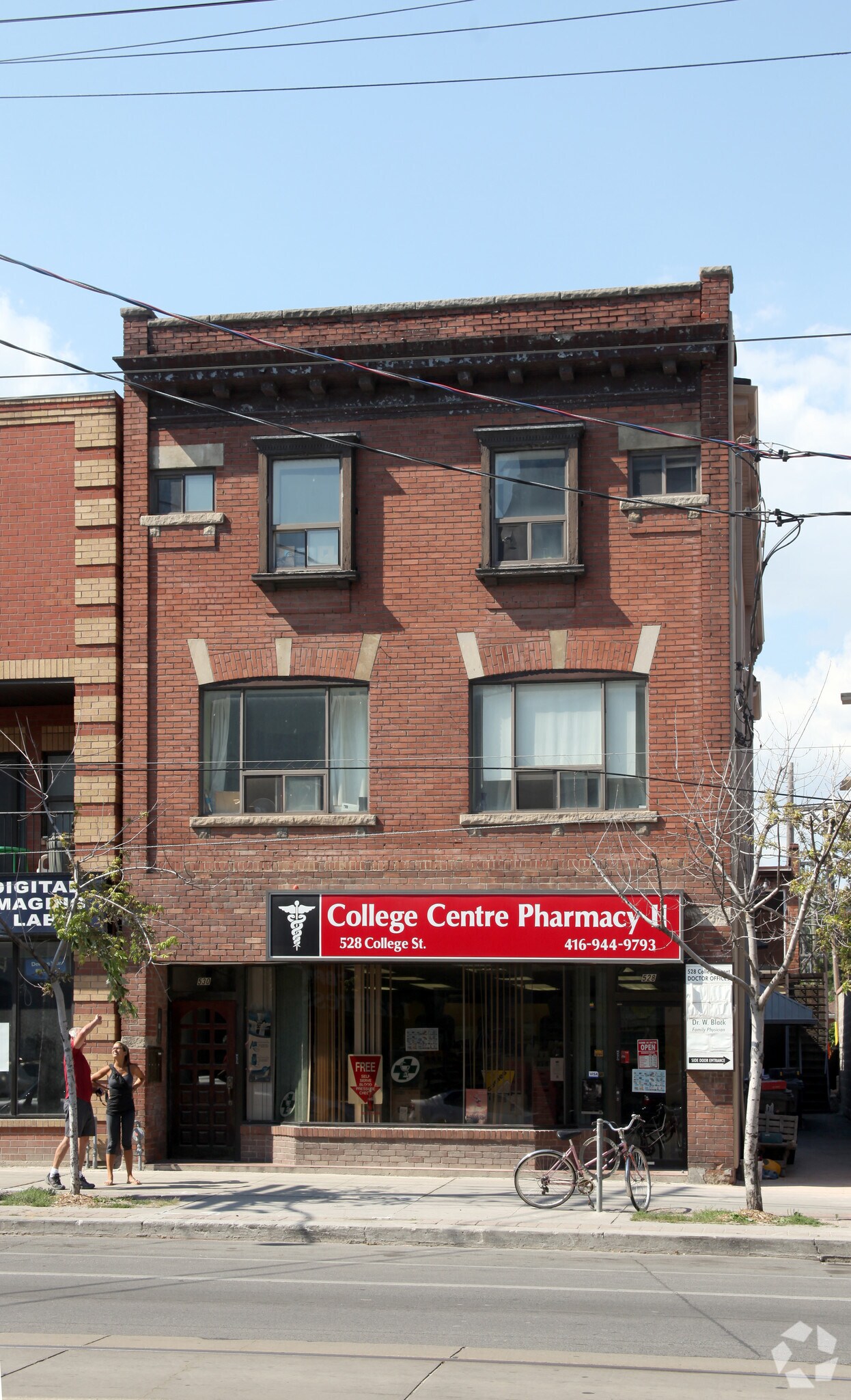 528 College St, Toronto, ON à louer Photo principale– Image 1 sur 3