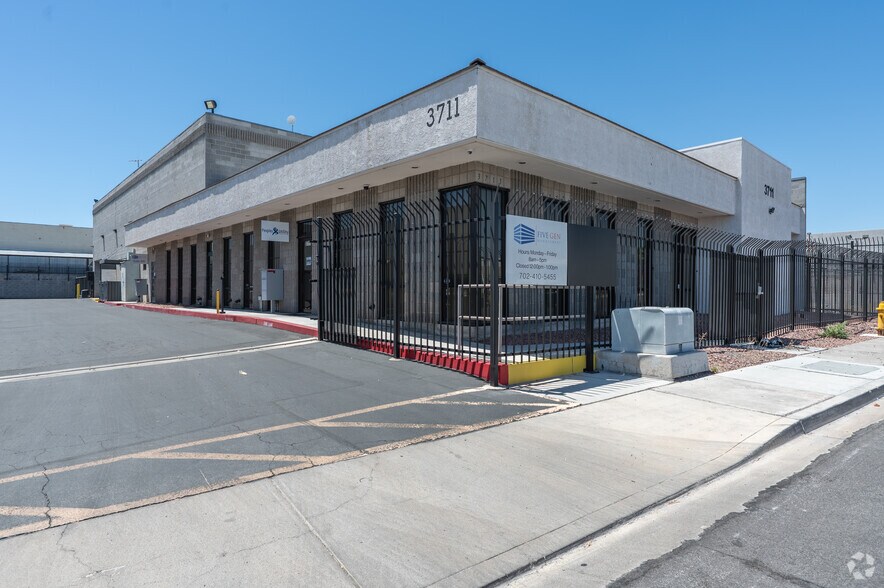 3711 Regulus Ave, Las Vegas, NV à louer - Photo de l’immeuble – Image 1 sur 6
