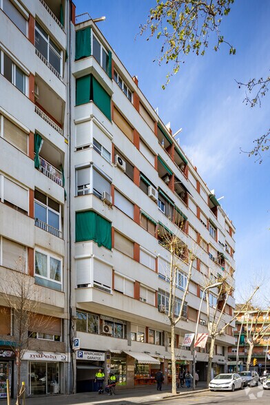 Immeuble residentiel dans Barcelone, Barcelona à vendre - Photo de l’immeuble – Image 2 sur 3