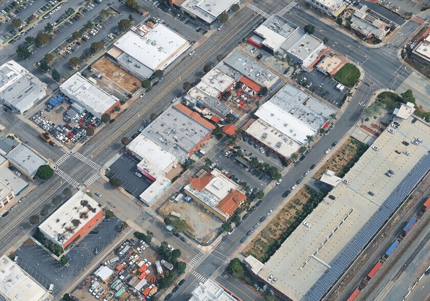 139 W Santa Fe Ave, Fullerton, CA à louer - Photo de l’immeuble – Image 2 sur 4