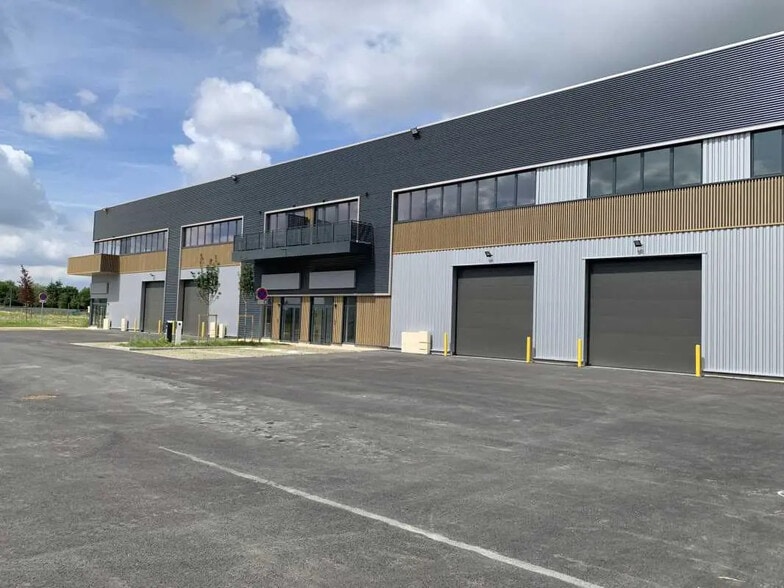 Local d’activités dans Chalifert à louer - Photo de l’immeuble – Image 2 sur 30