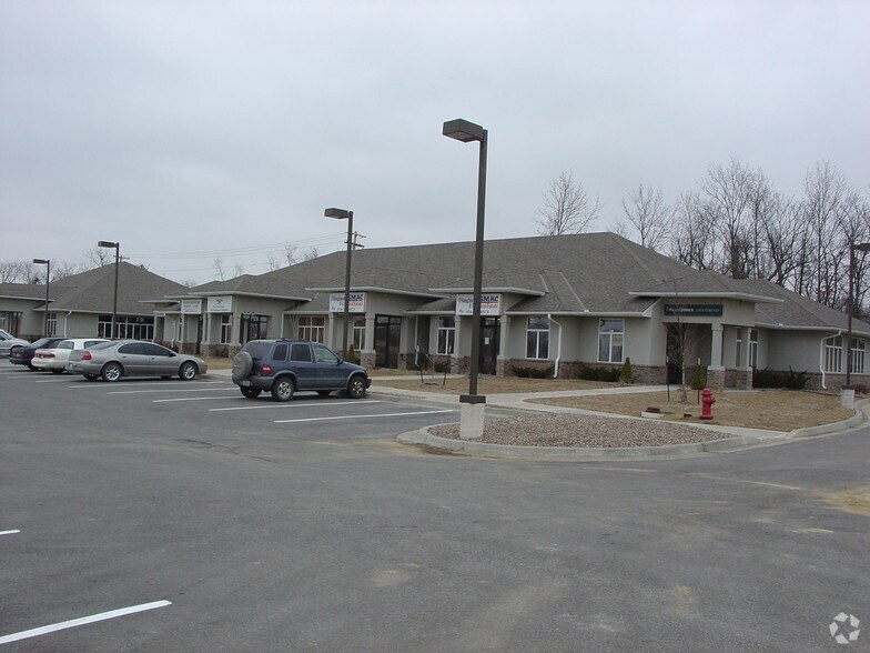 801-817 Westchester Ave, Harrisonville, MO à louer - Photo de l’immeuble – Image 2 sur 6