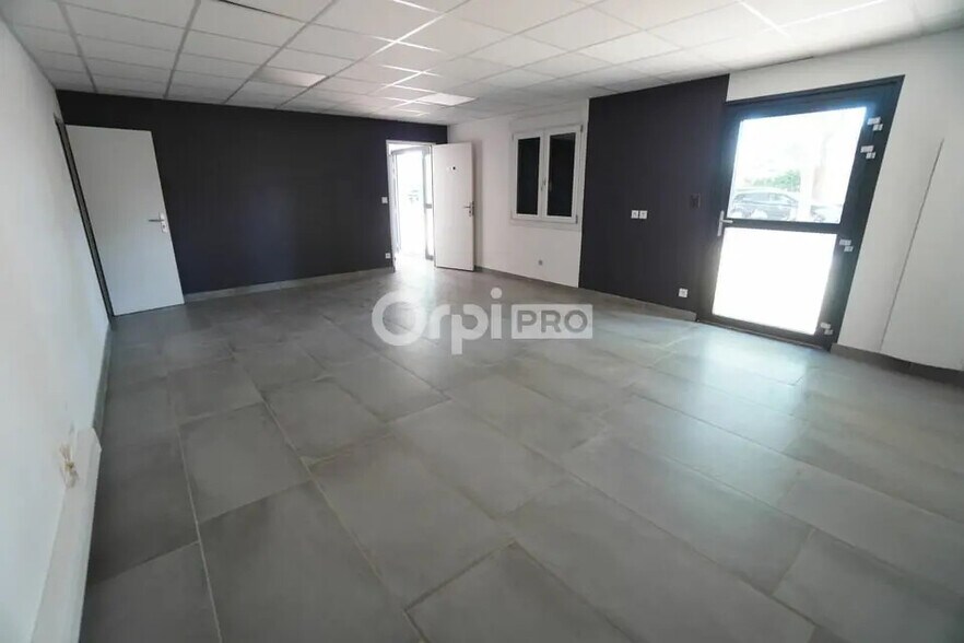 Local d’activités dans Quetigny à louer - Photo de l’immeuble – Image 1 sur 11
