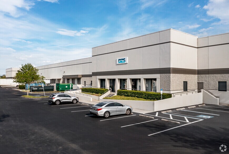 7340 Bryan Dairy Rd, Largo, FL à louer - Photo de l’immeuble – Image 1 sur 9
