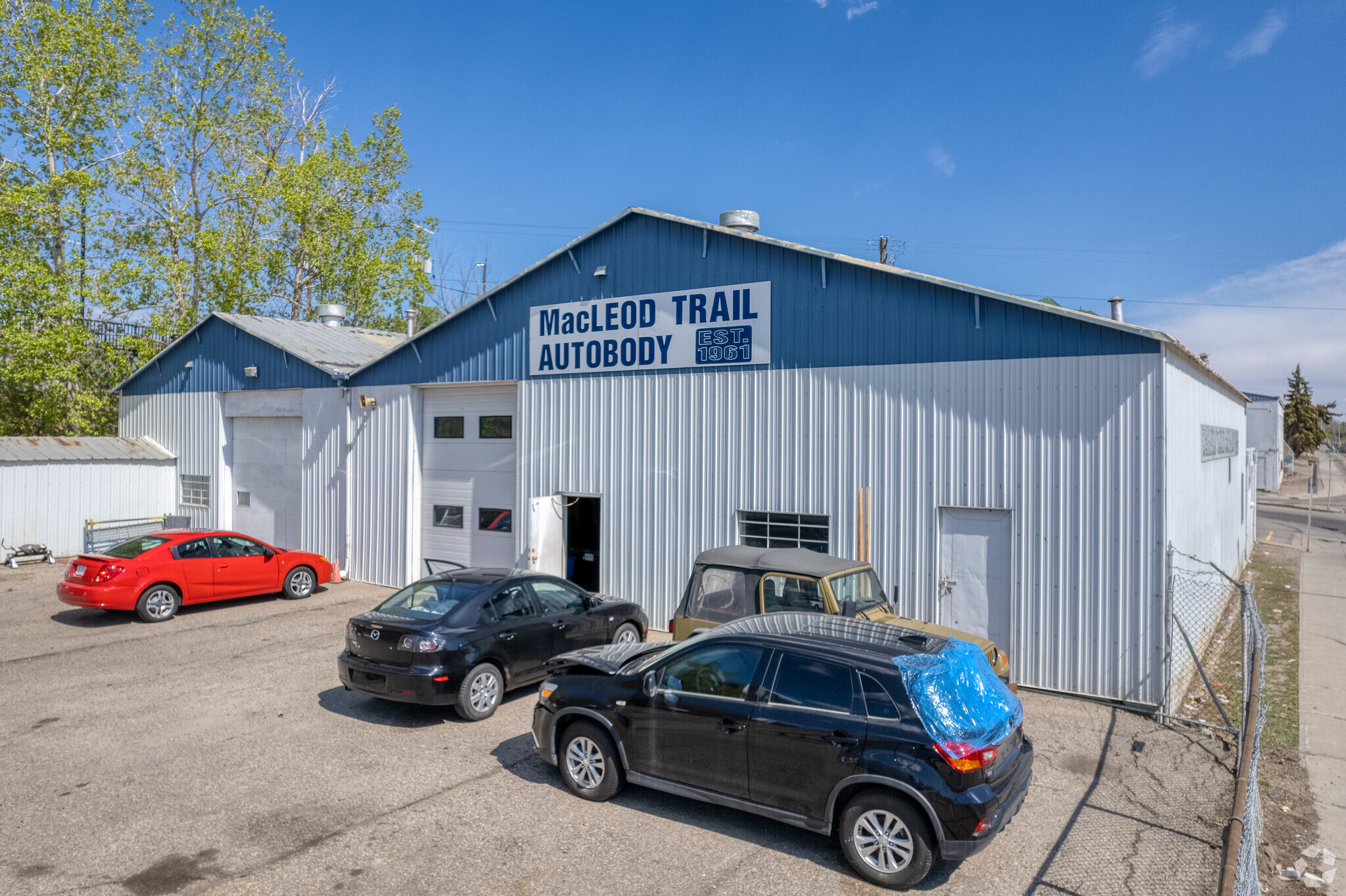 Macleod Trail Autobody Sale portefeuille de 2 biens à vendre sur LoopNet.fr Photo de l’immeuble– Image 1 sur 2