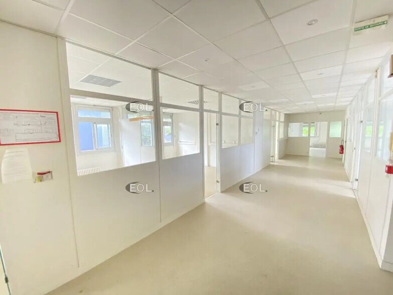 Bureau dans Les Clayes-sous-Bois à louer - Photo de l’immeuble – Image 3 sur 7