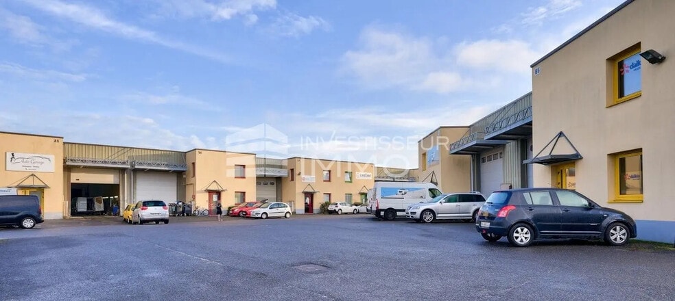 Local d’activités dans Pontault-Combault à louer - Photo de l’immeuble – Image 3 sur 7