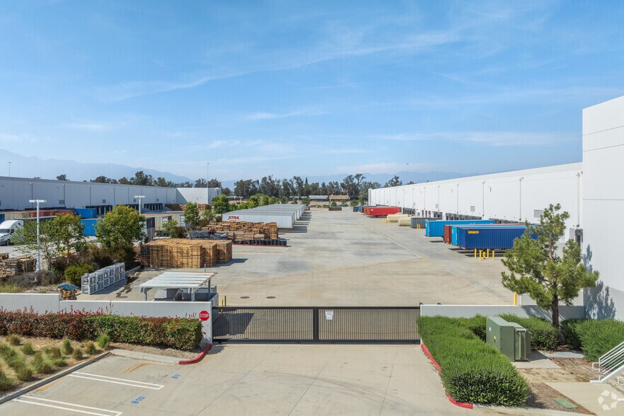 18012 Slover Ave, Bloomington, CA à louer - Photo de l’immeuble – Image 3 sur 8