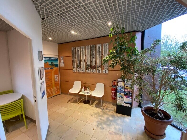 Bureau dans Montigny-le-Bretonneux à vendre - Hall d’entrée – Image 3 sur 4