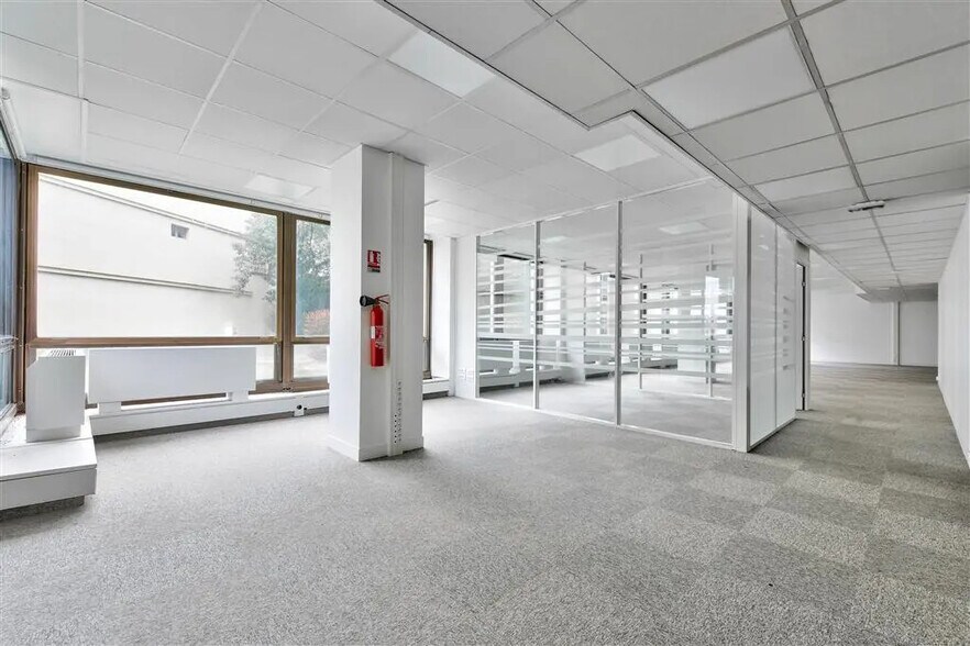 Bureau dans Saint-Cloud à vendre - Photo de l’immeuble – Image 1 sur 8