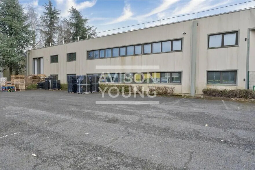 Local d’activités dans Pontault-Combault à louer - Photo de l’immeuble – Image 1 sur 3