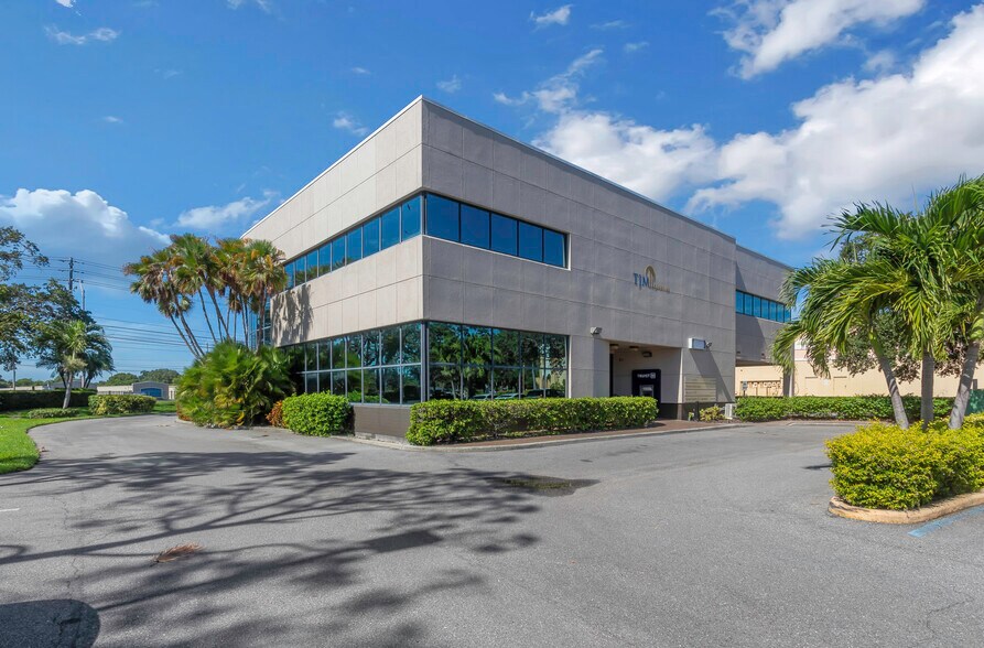 5801 Ulmerton Rd, Clearwater, FL à louer - Photo de l’immeuble – Image 3 sur 27