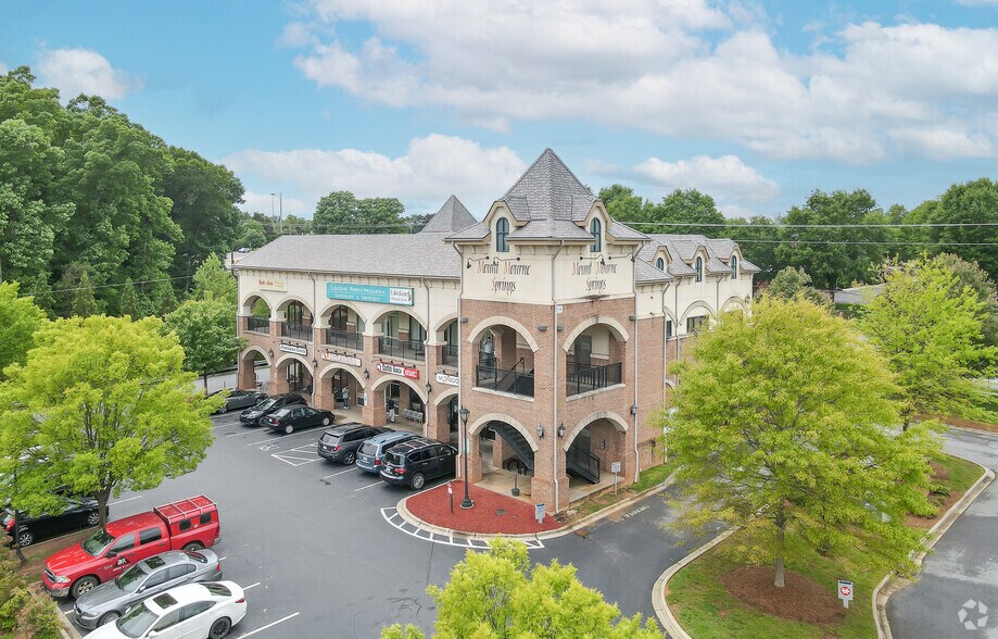 235 Medical Park Rd, Mooresville, NC à louer - Photo principale – Image 1 sur 2