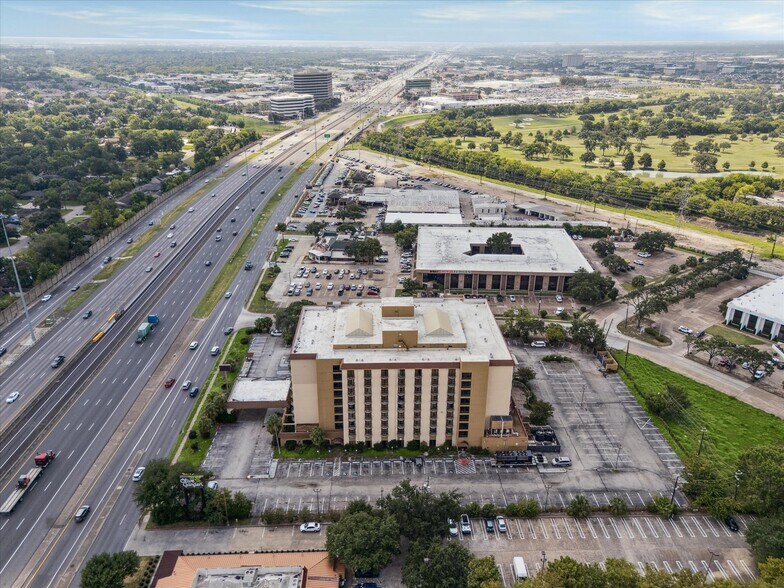 9090 Southwest Fwy, Houston, TX à vendre - Photo de l’immeuble – Image 2 sur 26