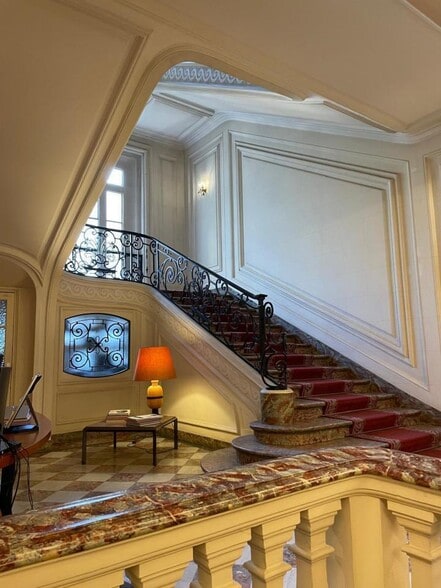 100 Avenue Raymond Poincaré, Paris à louer - Photo de l’immeuble – Image 3 sur 7