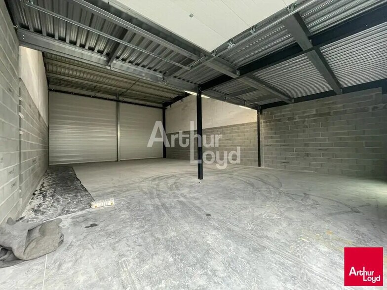 Local d'activités dans SAINT-BARTHELEMY-D'ANJOU à vendre - Photo de l’immeuble – Image 2 sur 4