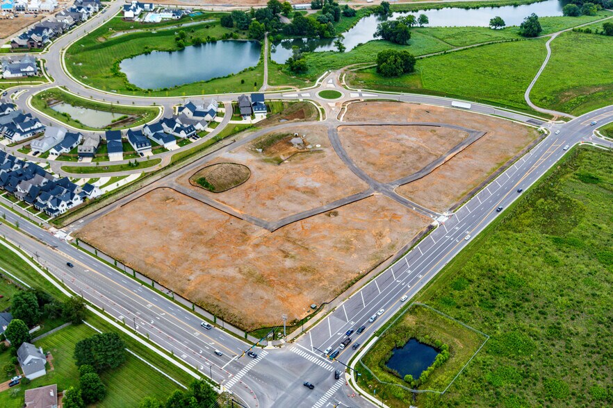 June Lake Blvd, Spring Hill, TN à vendre - Photo de l’immeuble – Image 2 sur 3
