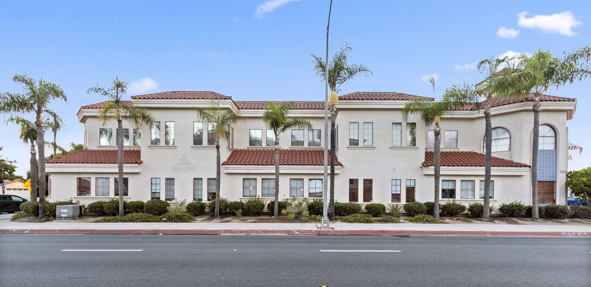 200 E Washington Ave, Escondido, CA à louer Photo de l’immeuble– Image 1 sur 9