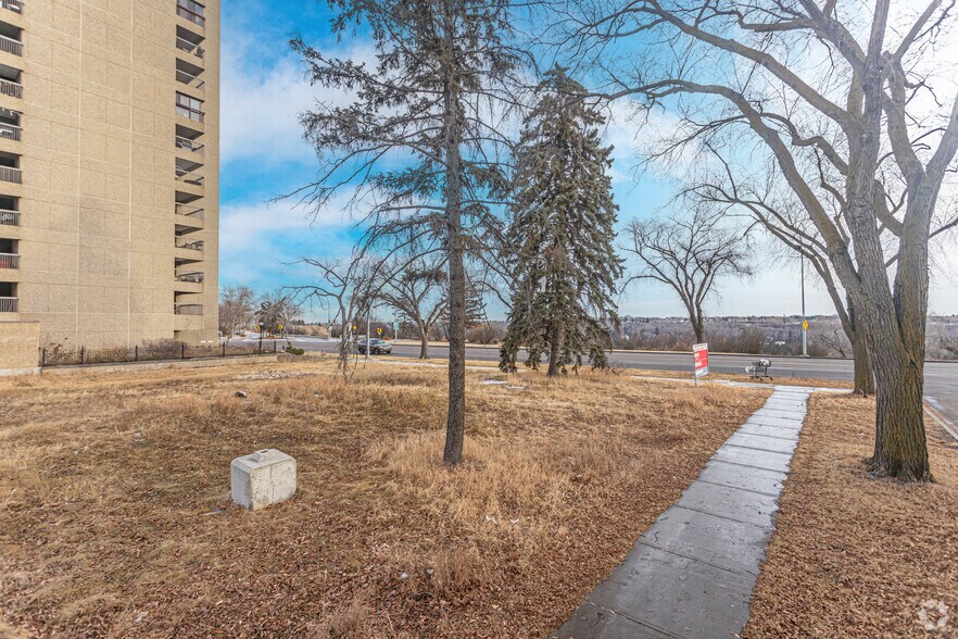 8228 Jasper Av NW, Edmonton, AB à vendre - Photo principale – Image 3 sur 3