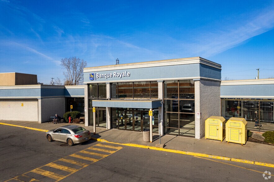 7001-7155 Ch Côte St-Luc, Montréal, QC à louer - Photo de l’immeuble – Image 2 sur 16