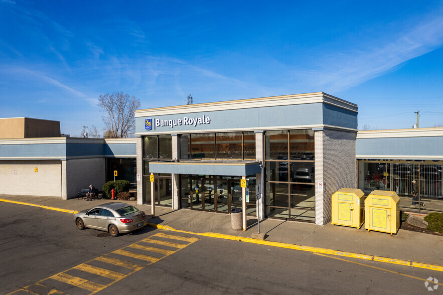 7001-7155 Ch Côte St-Luc, Montréal, QC à louer - Photo de l’immeuble – Image 2 sur 17