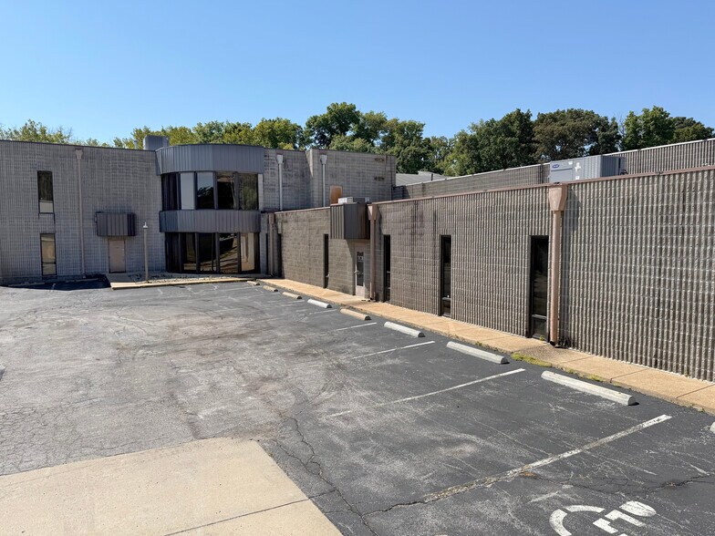 9530 Watson Industrial Park, Crestwood, MO à louer - Photo principale – Image 1 sur 4