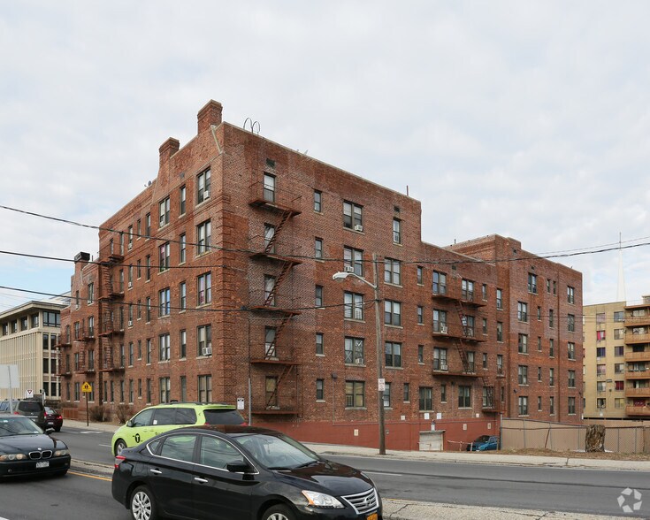 10 Washington St, Hempstead, NY à vendre - Photo principale – Image 1 sur 4