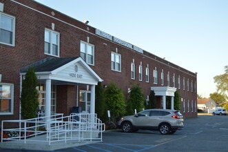 4230-4250 Hempstead Tpke, Bethpage, NY à louer Photo intérieure– Image 2 sur 3