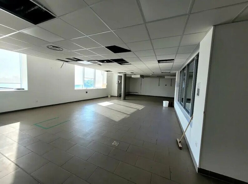 Local d’activités dans Fresnes à louer - Photo de l’immeuble – Image 3 sur 13