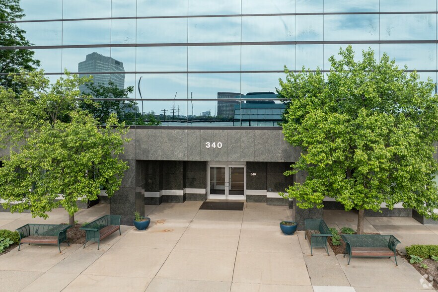 340 E Big Beaver Rd, Troy, MI à louer - Photo de l’immeuble – Image 3 sur 17