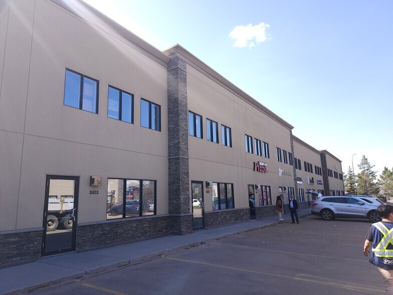 2411 Ellwood Dr SW, Edmonton, AB à louer - Photo principale – Image 1 sur 4
