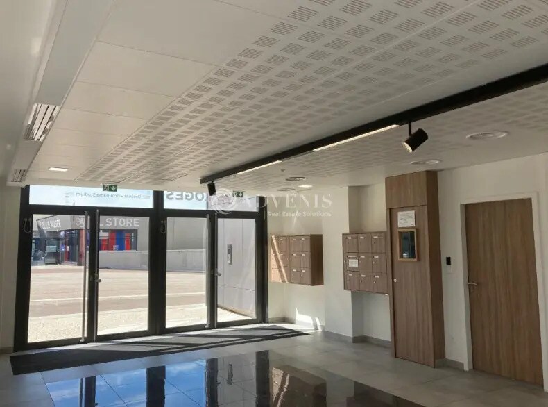 Bureau dans Décines-Charpieu à louer - Photo de l’immeuble – Image 3 sur 8