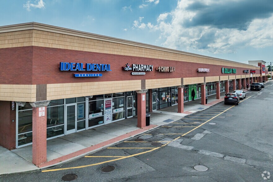 20-74 Deer Park Ave, North Babylon, NY à louer - Photo de l’immeuble – Image 2 sur 4