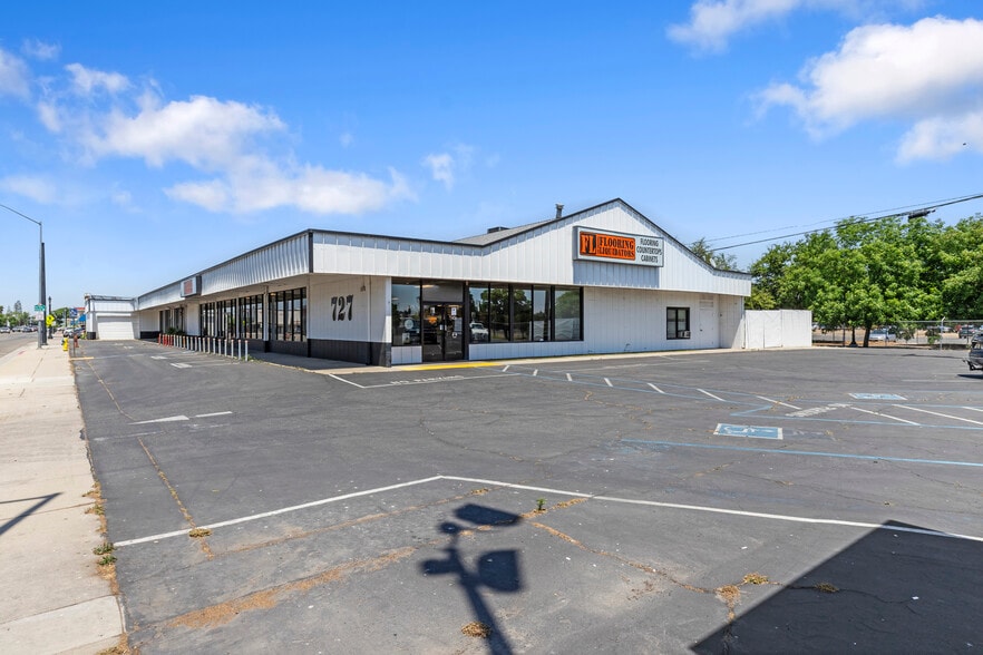 727 Clovis Ave, Clovis, CA à vendre - Photo de l’immeuble – Image 2 sur 22