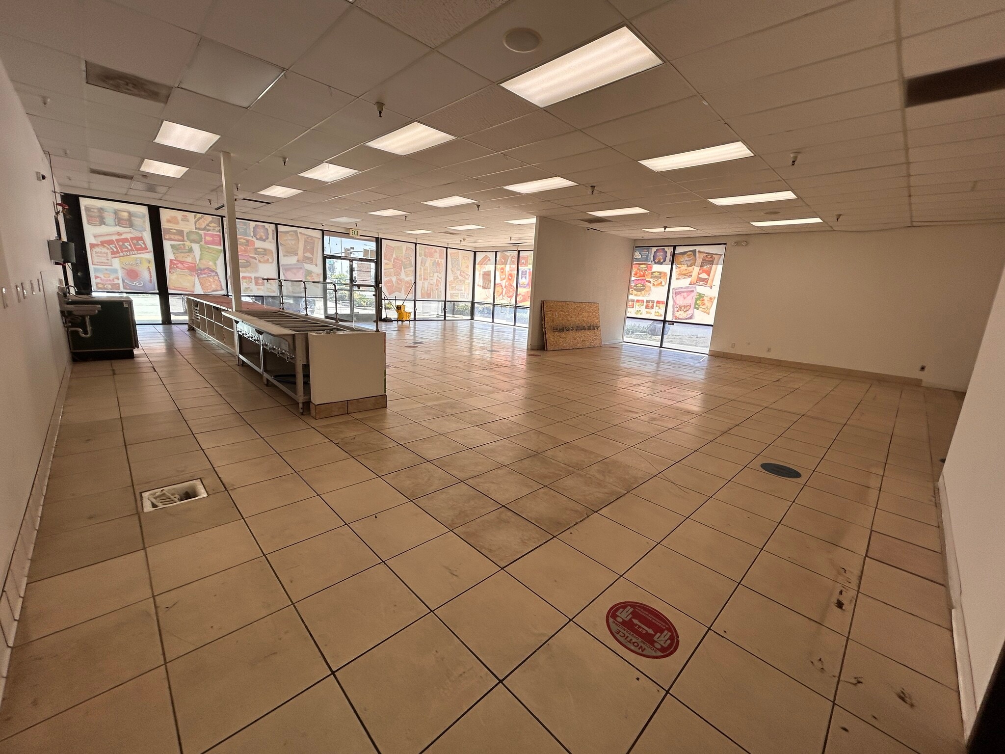 101 E Foothill Blvd, Pomona, CA à louer Photo intérieure– Image 1 sur 4