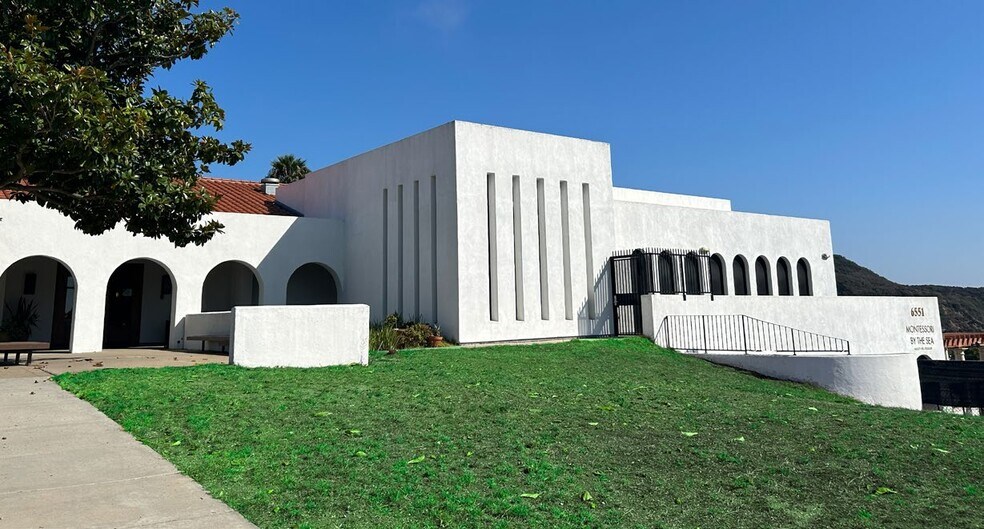 6551 Soledad Mountain Rd, La Jolla, CA à louer - Photo de l’immeuble – Image 2 sur 7