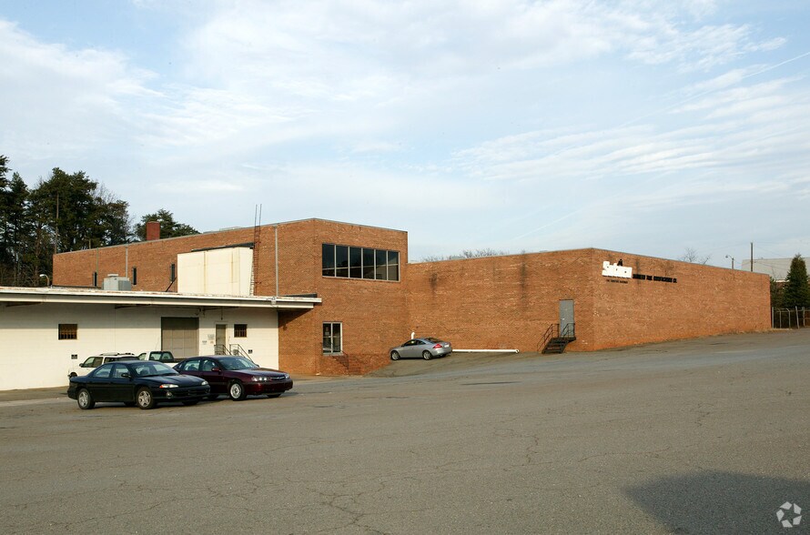 535 E Clemmonsville Rd, Winston-Salem, NC à louer - Photo de l’immeuble – Image 3 sur 6