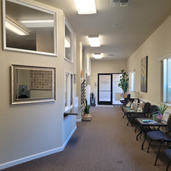 2460 NW Troost St, Roseburg, OR à louer - Hall d’entrée – Image 2 sur 18