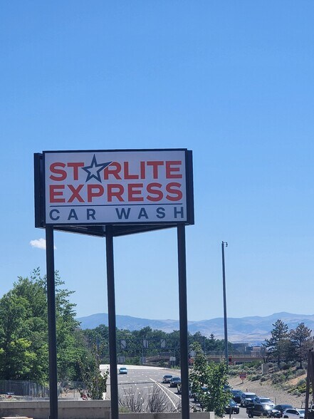 1201 Stardust St, Reno, NV à vendre - Photo de l’immeuble – Image 2 sur 19