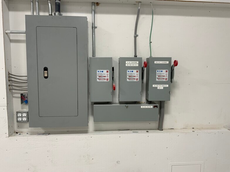 5800 Rhodes Dr, Windsor, ON à louer - Photo intérieure – Image 2 sur 3