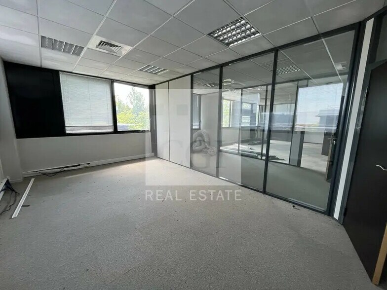 Bureau dans Vaulx-Milieu à louer - Photo de l’immeuble – Image 3 sur 12