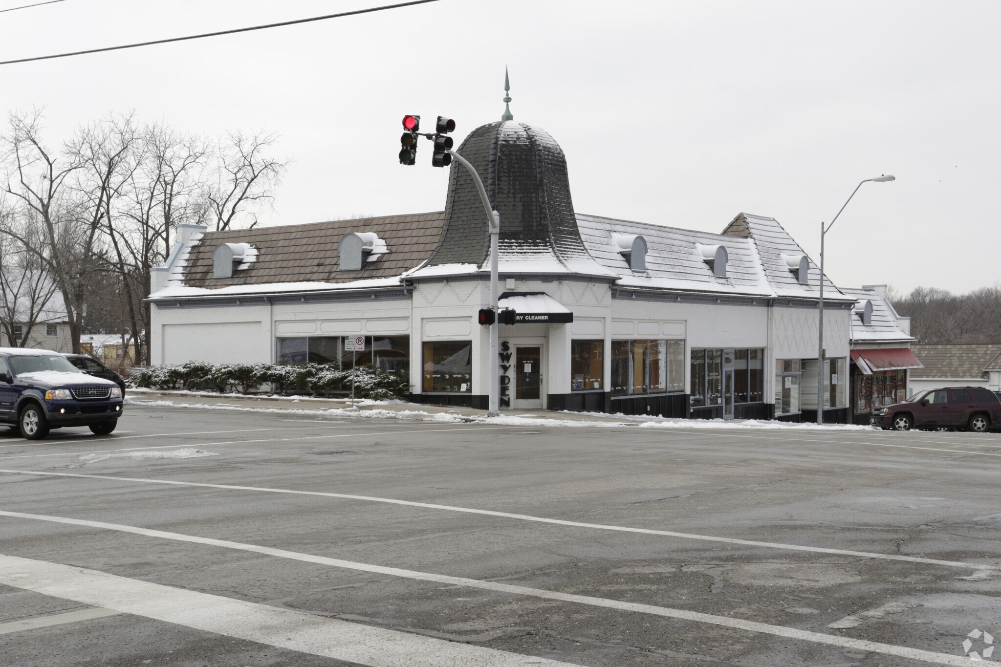 321-329 E Gregory Blvd, Kansas City, MO à louer Photo principale– Image 1 sur 5