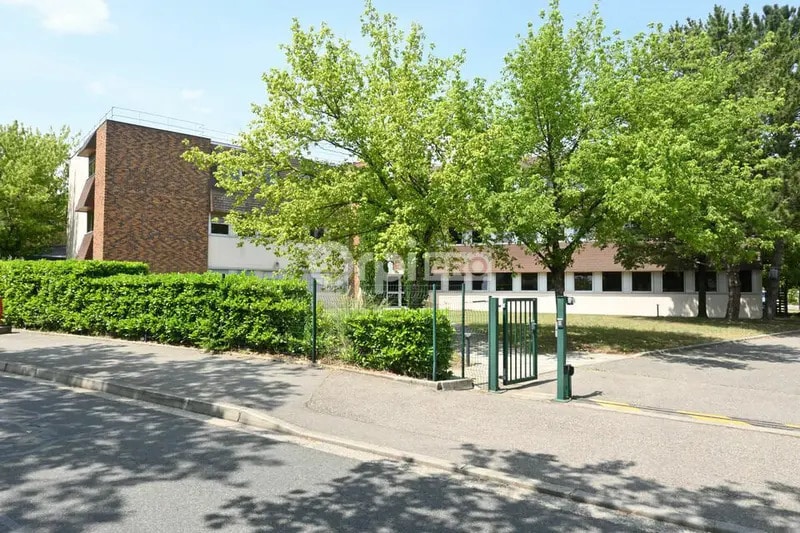 7 Rue Maryse Bastié, Bron à louer - Photo de l’immeuble – Image 3 sur 23