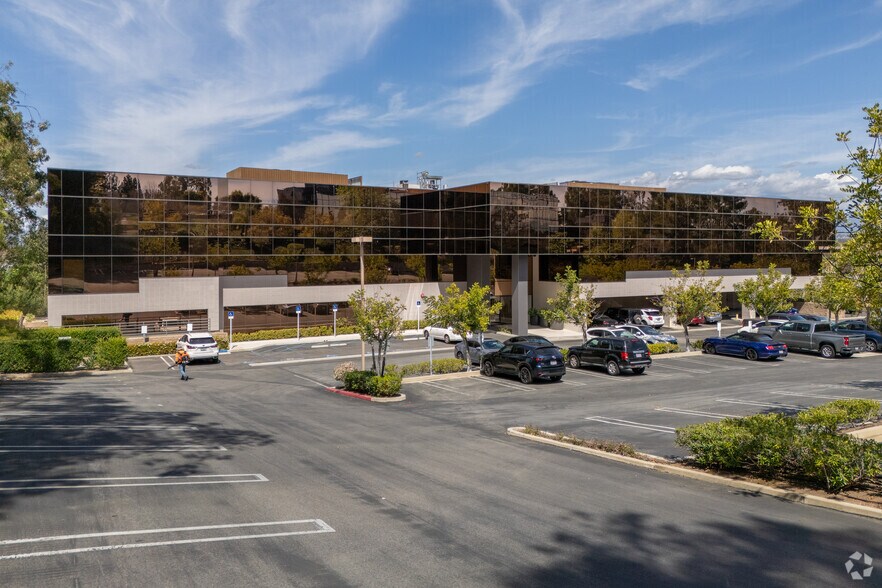23161 Mill Creek Dr, Laguna Hills, CA à louer - Photo de l’immeuble – Image 3 sur 7