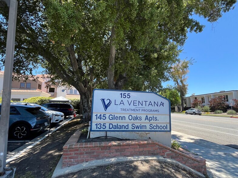 155 Wilbur Rd, Thousand Oaks, CA à vendre - Photo de l’immeuble – Image 2 sur 4
