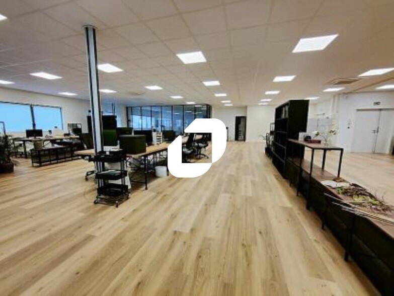 Bureau dans Ferrières-en-Brie à vendre - Photo de l’immeuble – Image 1 sur 15