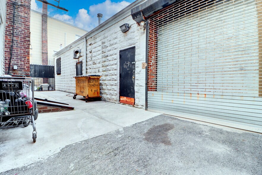 1059 Wyckoff Ave, Ridgewood, NY à louer - Photo de l’immeuble – Image 3 sur 18