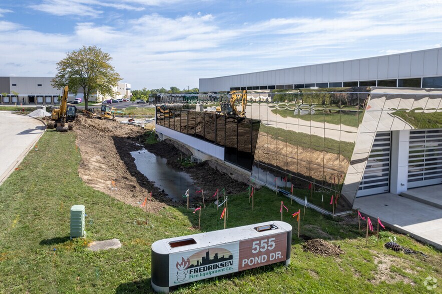 555 Pond Dr, Wood Dale, IL à louer - Photo de l’immeuble – Image 3 sur 6