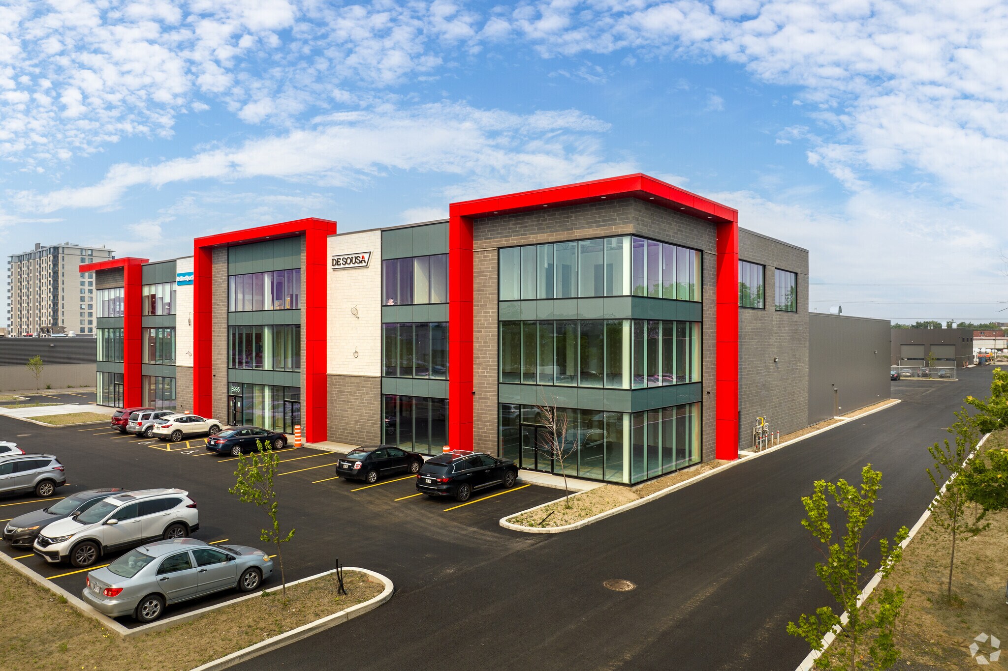 5965-5995 Boul Des Grandes-Prairies, Saint-leonard, QC à louer Photo principale– Image 1 sur 10