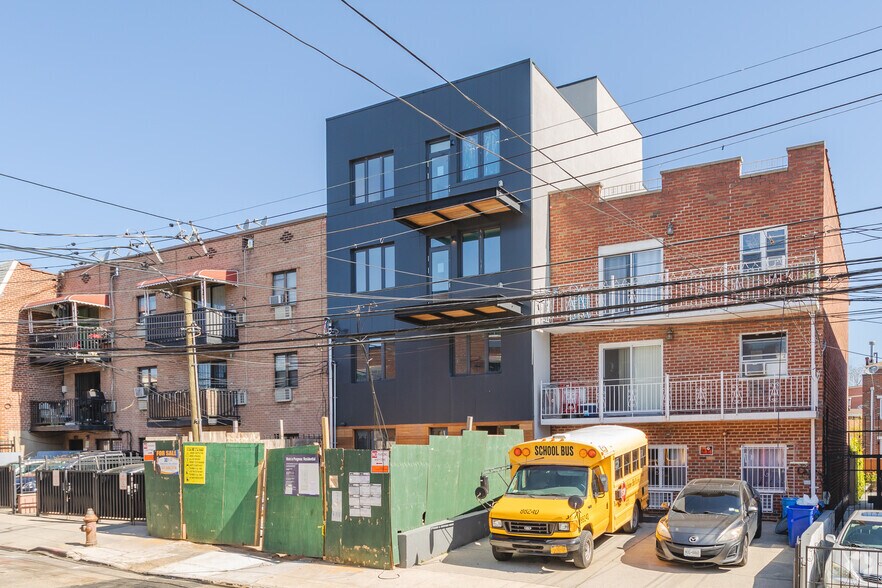 5615 Van Cleef St, Flushing, NY à vendre - Photo de l’immeuble – Image 2 sur 16